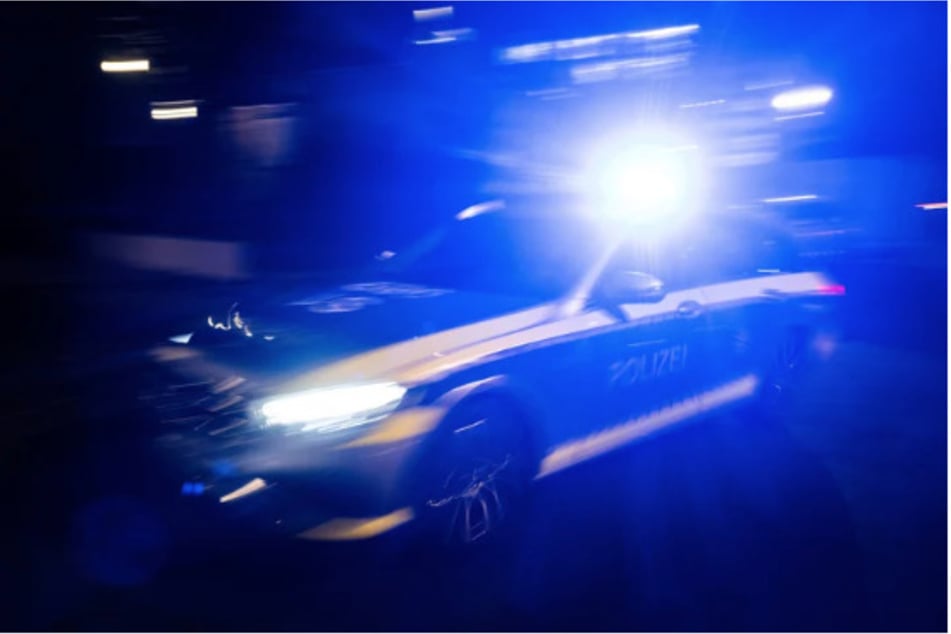 Verfolgungsjagd mit der Polizei: Männer springen plötzlich aus rollendem Auto