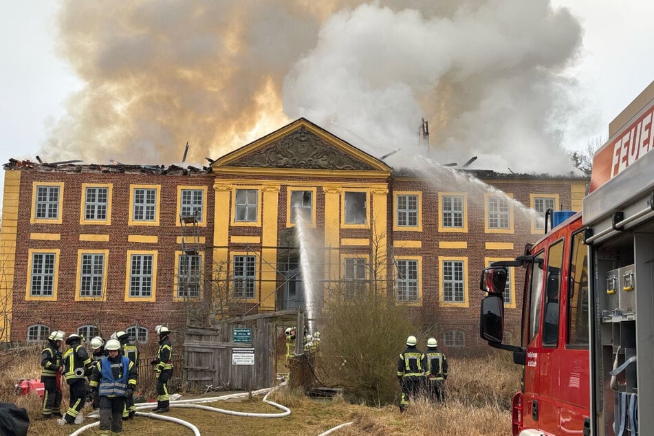 Das Feuer zerstörte das kulturgeschichtlich bedeutsame Gebäude.