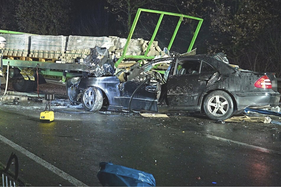 19-Jähriger stirbt bei Horror-Crash: Auto geht in Flammen auf