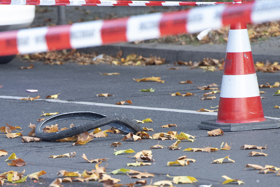 Bei einem Unfall in Brühl verletzte sich eine Radfahrerin (49) schwer. (Symbolbild)
