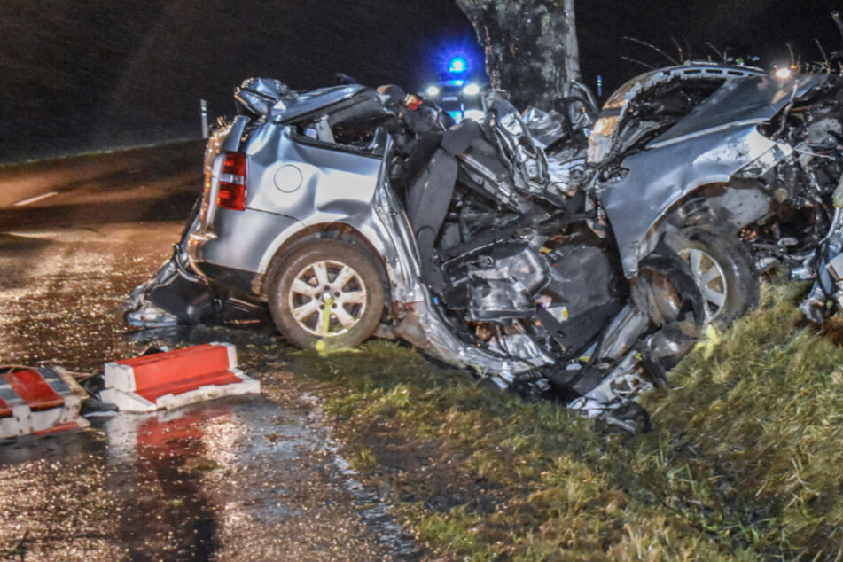 Horror-Crash: VW rast gegen Baum, Fahrer stirbt!