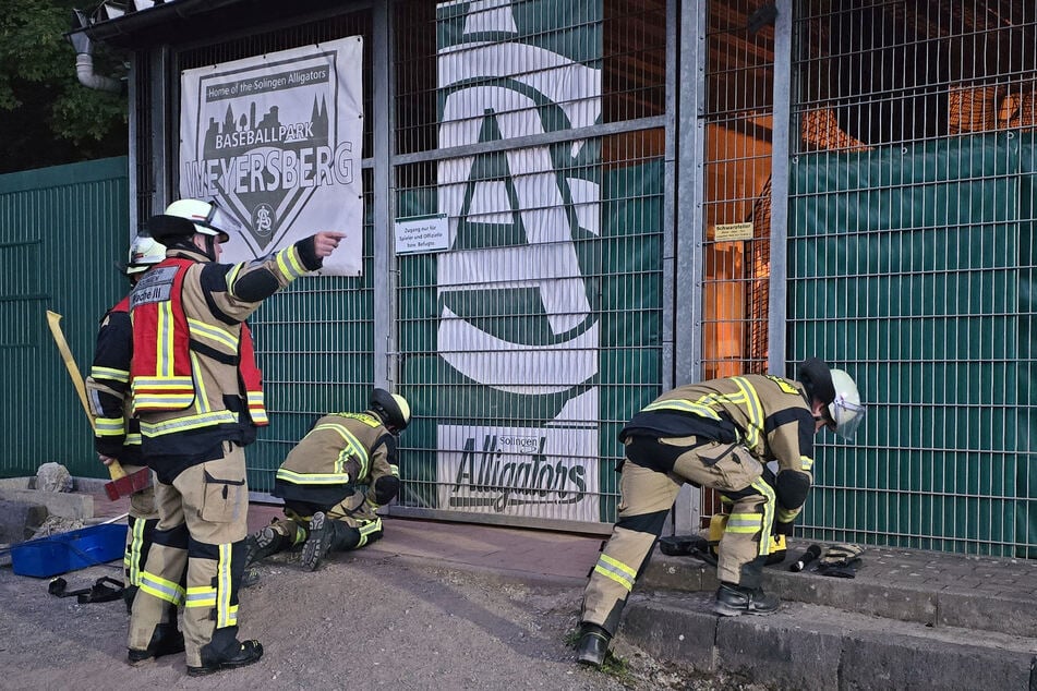 Das Feuer zerstörte große Teile einer Lagerhalle auf dem Gelände des Baseball-Zweitligisten Solingen Alligators.