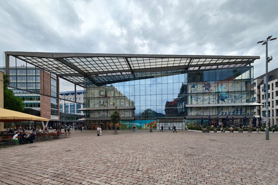Ziehen 2027 die ersten städtischen Ämter ins Glasgebäude am Neumarkt in Chemnitz ein? Laut aktuellem Zeitplan könnte das möglich sein.