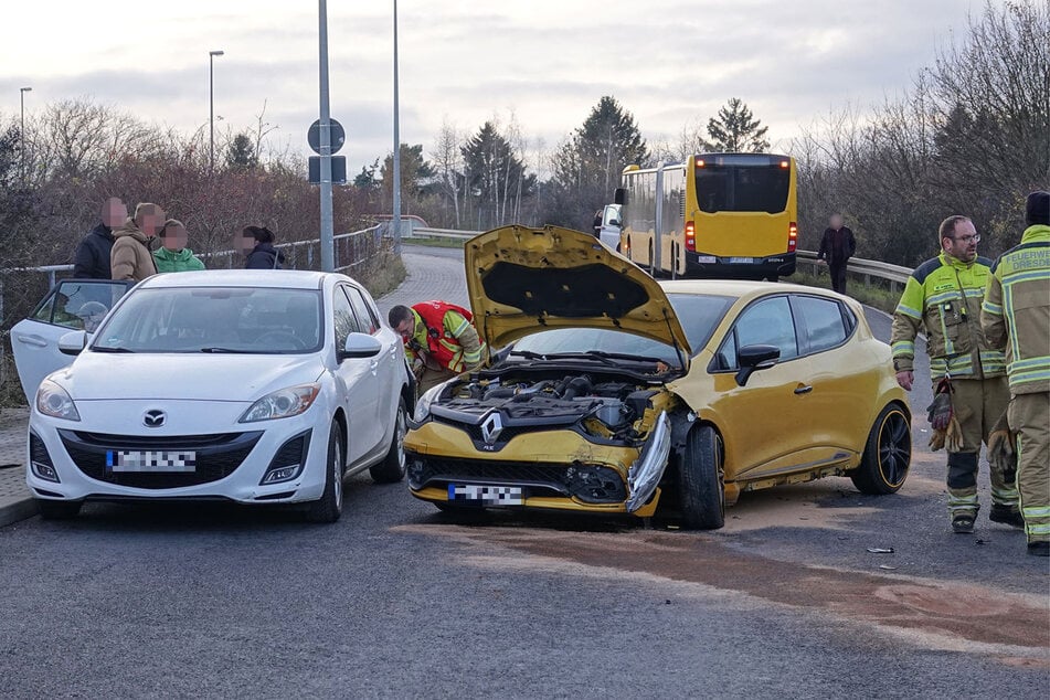 Ein Renault kollidierte am Freitag auf der Saalhausener Straße mit einem Mazda sowie einem Linienbus.