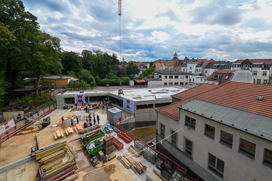 Die Tiefgarage mit Zufahrt hinter dem Parkhotel. Das Dach wird noch begrünt.