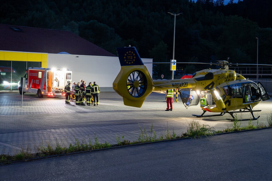 Ein Rettungshubschrauber brachte die junge Frau umgehend in ein Krankenhaus, wo sie notoperiert wurde.