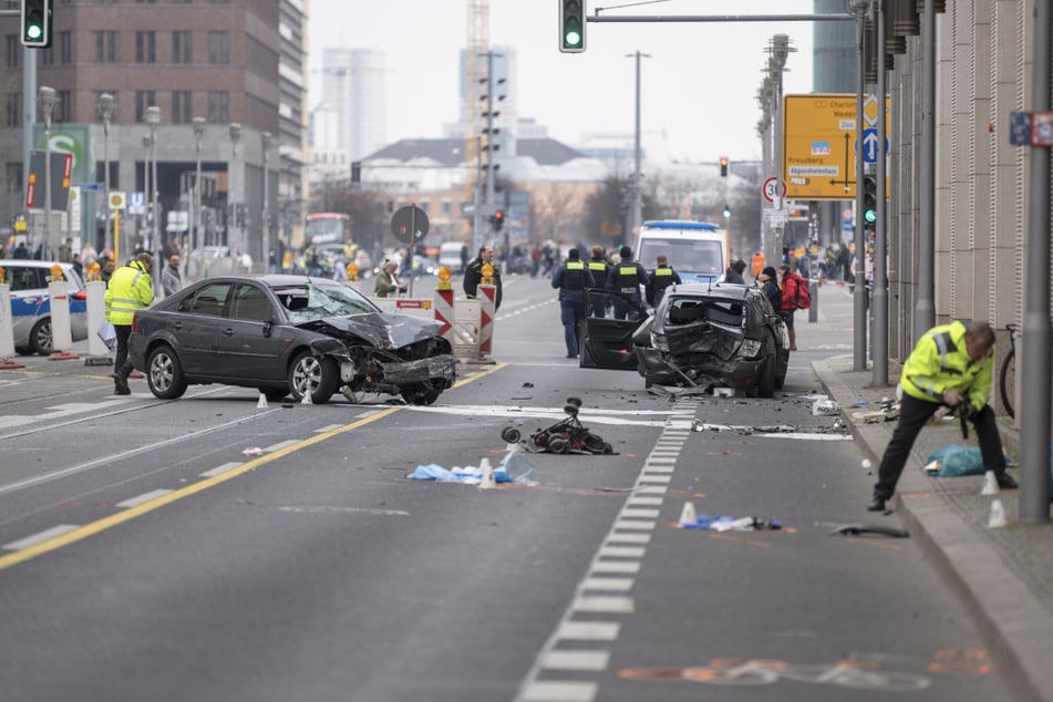 Bei dem Unfall am 9. März 2024 wurden eine 41-Jährige und ihr vierjähriges Kind getötet, die die Straße überquerten.