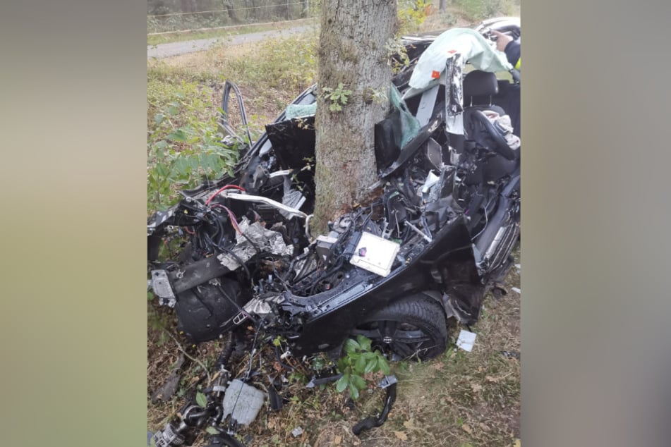Das Auto wurde durch den Unfall komplett zerstört.