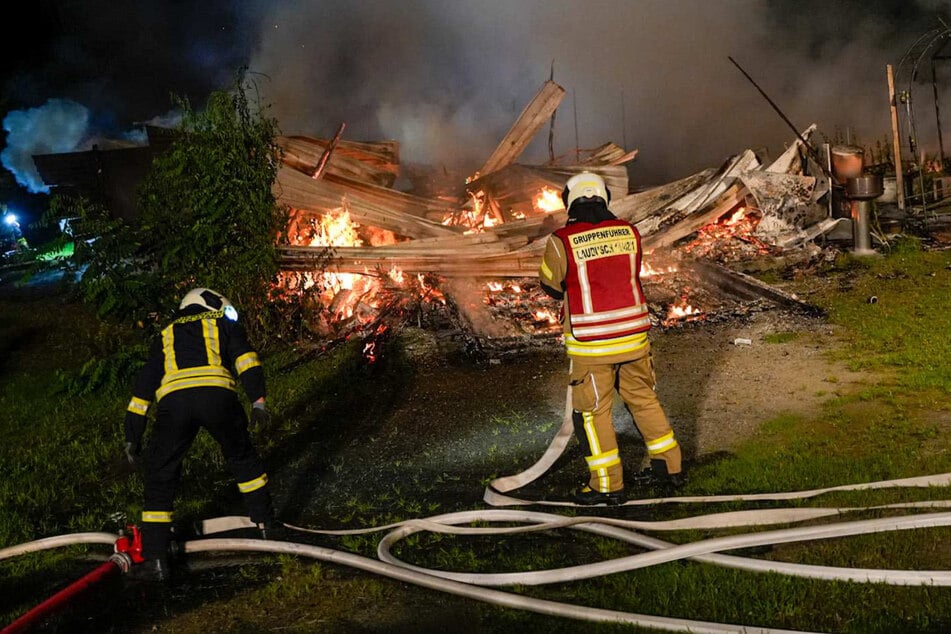 Laube in Vollbrand: Flammen sorgen für Explosionen