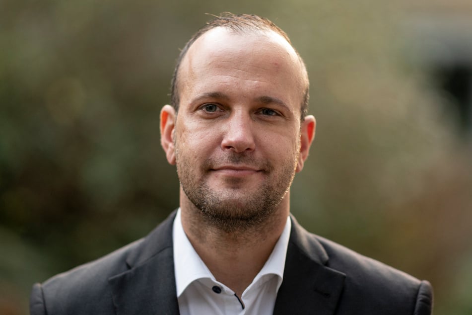 Benjamin Ondruschka, Leiter der Rechtsmedizin des UKE (Universitätsklinikum Eppendorf), steht im Hof des Instituts.
