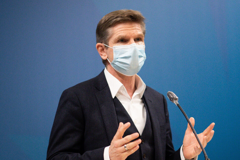 Heiner Garg (FDP), Gesundheitsminister von Schleswig-Holstein spricht auf einer Pressekonferenz.