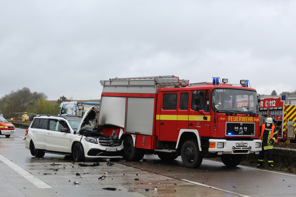 Bei einem weiteren Unfall am Stauende krachte ein Mercedes-SUV in einen Feuerwehrwagen.