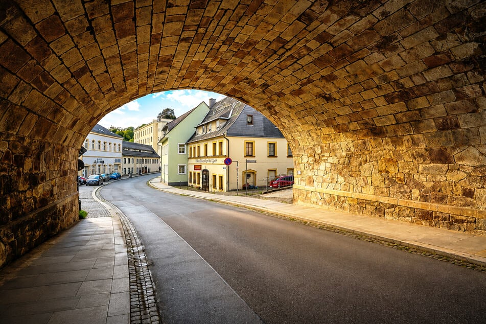 Hunderte Motorräder aus aller Welt erobern bald diese Strecke