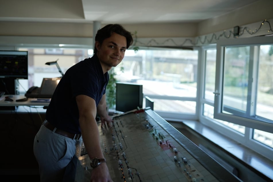 Fahrdienstleiter Luca Dietmann bedient Schalttechnik aus Großvaters Zeiten. Von diesen Relaisschaltwerken Jahrgang 1967 hat die Bahn noch weit über 1000 Stück im Einsatz.