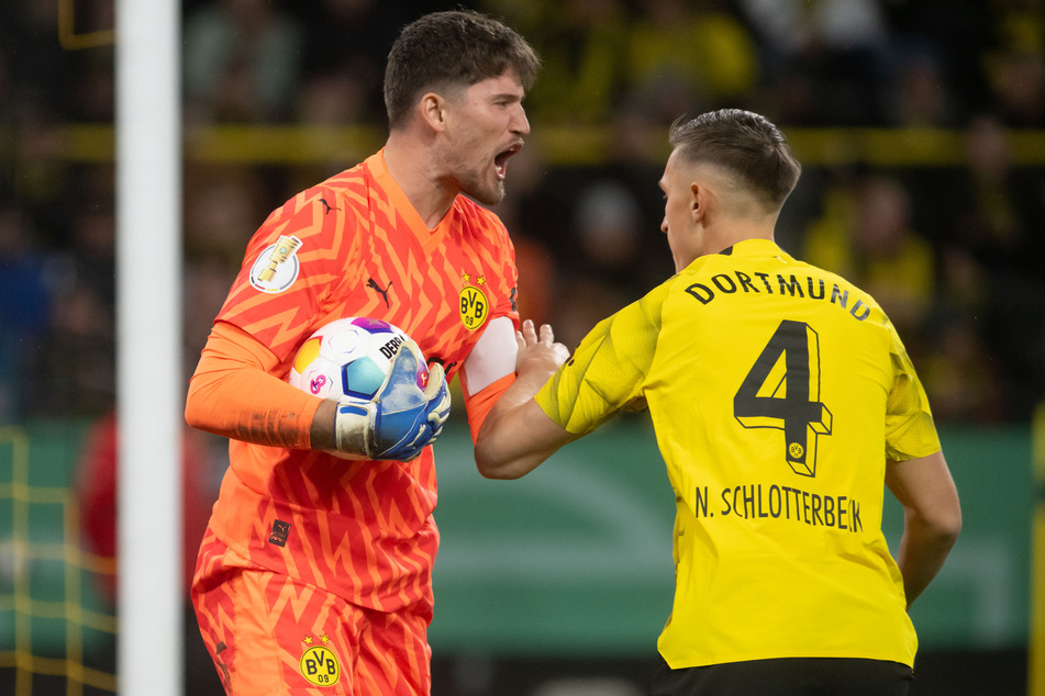 Borussia Dortmunds Gregor Kobel (l.) und Nico Schlotterbeck hatten Grund zur Freude: Der BVB zog letztendlich souverän ins Achtelfinale ein.