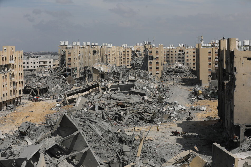 Palästinenser inspizieren die Schäden an den zerstörten Gebäuden in Hamad City nach einem israelischen Angriff Mitte März auf Chan Junis.