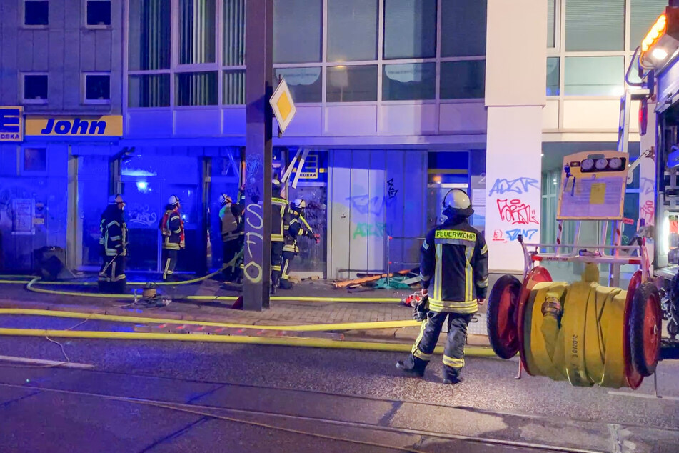 Die Feuerwehr konnte ein Ausbreiten der Flammen ins Innere des Marktes verhindern.