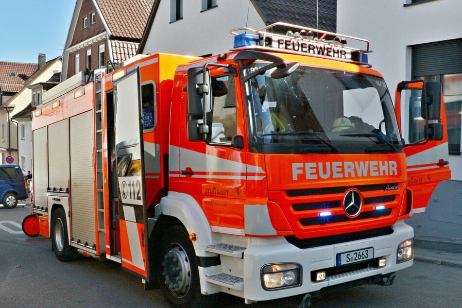 Unter Atemschutz drangen Feuerwehrleute ins Gebäude ein.