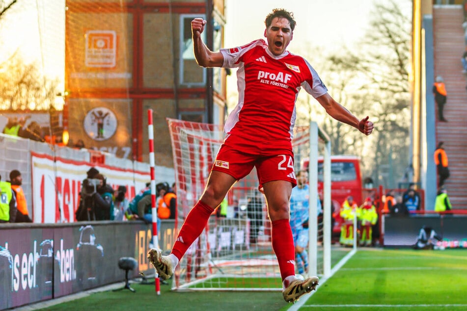 Robert Skov bejubelt sein Elfmetertor zum 2:1 für Union Berlin.