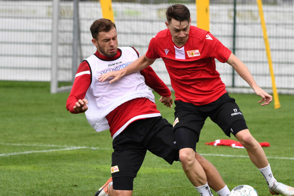 Ken Reichel im Zweikampf mit Florian Flecker (r).