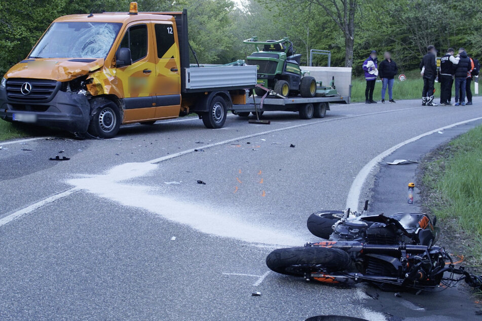 Der Motorradfahrer geriet in der Kurve ins Schlingern und stieß auf der Gegenfahrbahn mit dem entgegenkommenden Klein-Lkw zusammen.