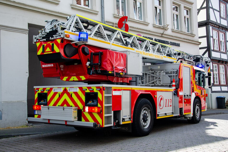 Flammen wüten in Mehrfamilienhaus: Mieter von Rauch eingeschlossen - Feuerwehr handelt sofort