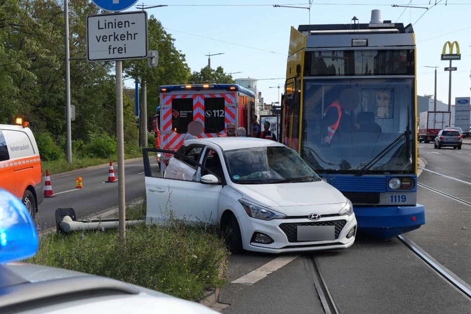Auf der Lützner Straße ist es am Mittwochmorgen zu einem schweren Unfall zwischen einer Straßenbahn der Leipziger Verkehrsbetriebe und einem Hyundai gekommen.