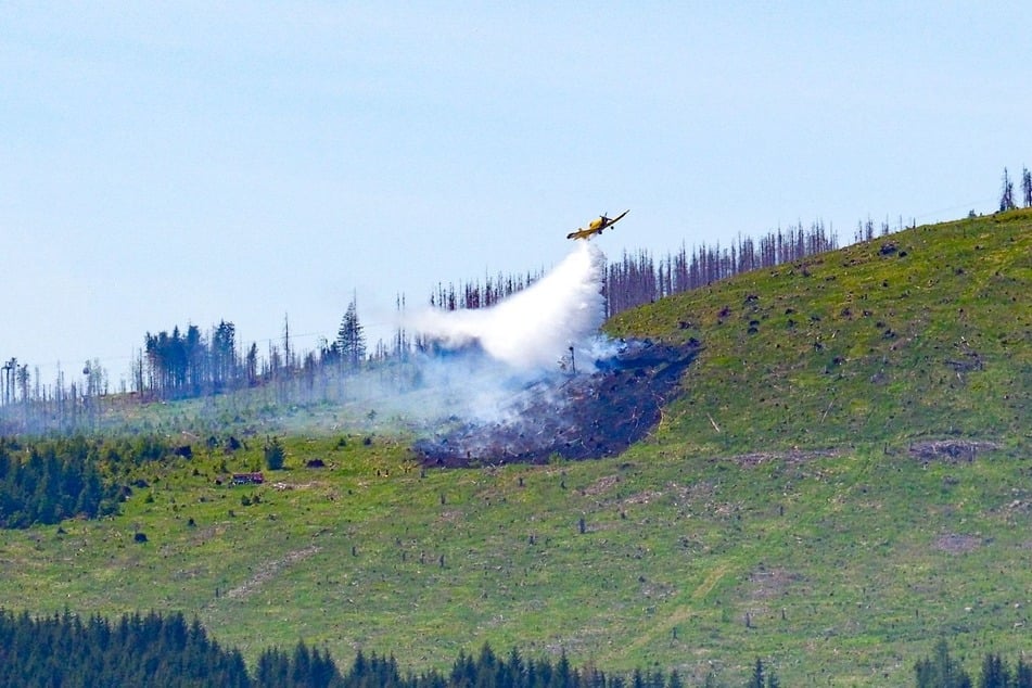 Das brennende Gelände ist schwierig zu begehen, weshalb ein Flugzeug hilft.