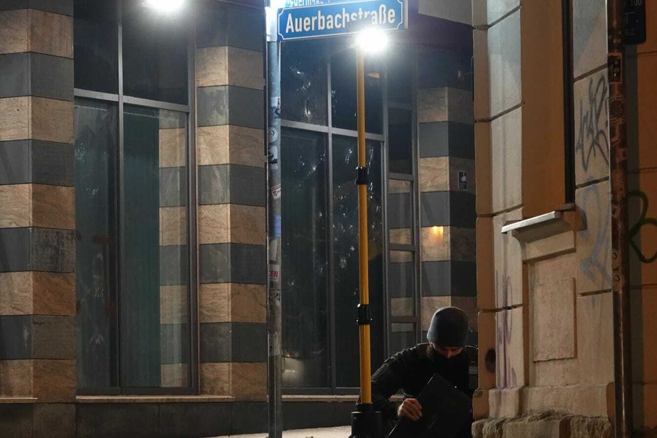Zuvor war am Sonntag bereits die Außenstelle Wiedebachpassage in Connewitz mit Steinen und Flaschen beworfen worden.