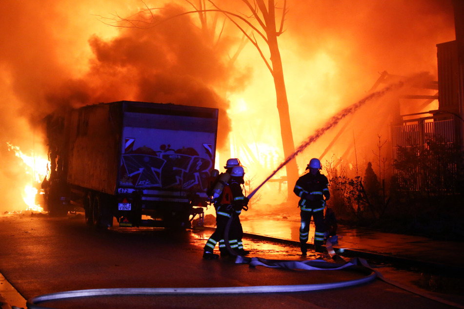 In Hamburg-Bahrenfeld ist am späten Mittwochabend ein Feuer in einer großen Lagerhalle ausgebrochen. Die Feuerwehr war im Großeinsatz.