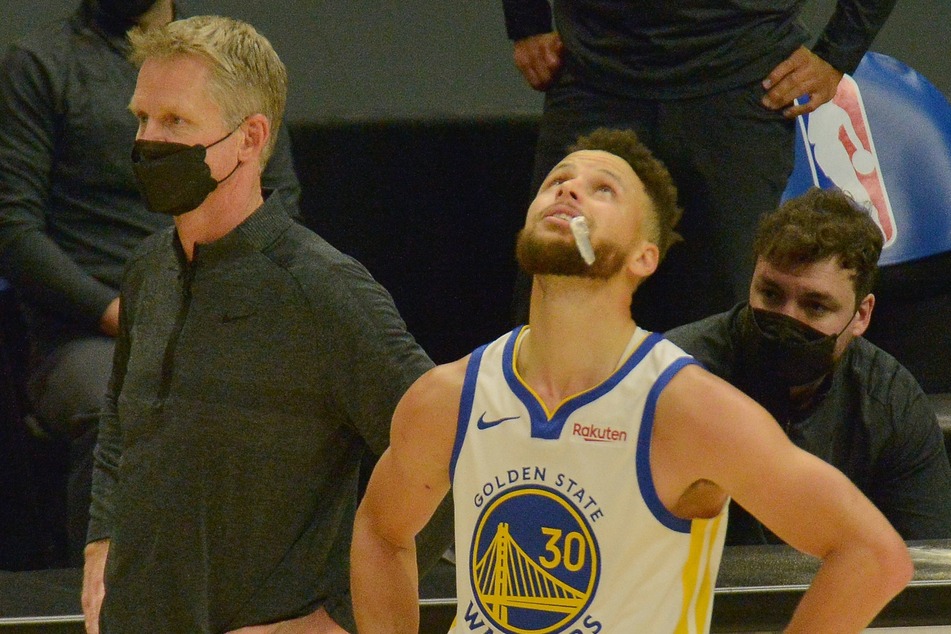 Golden State Warriors coach Steve Kerr (l) and guard Stephen Curry (r).