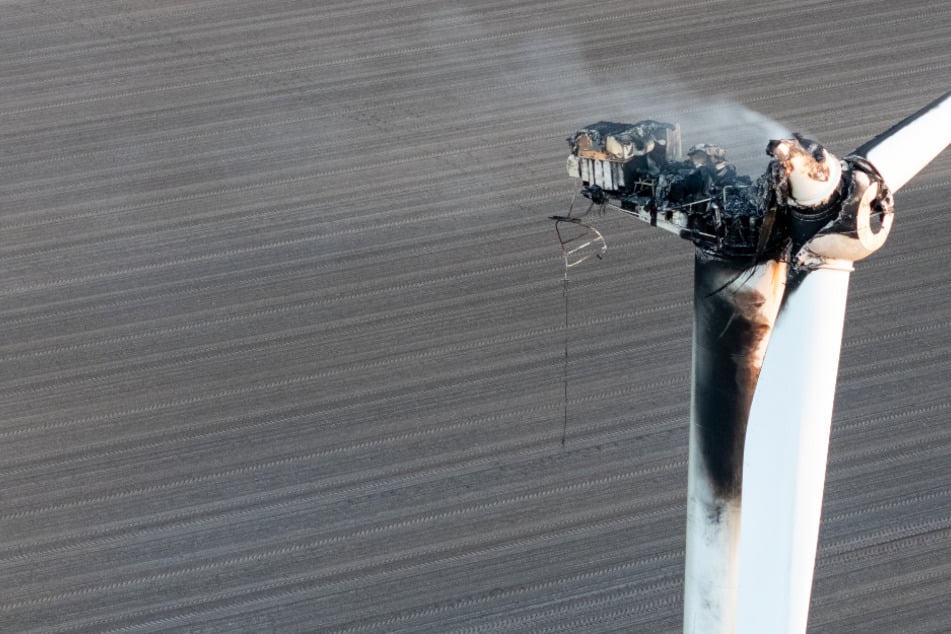 Windrad brennt in 65 Metern Höhe: Feuerwehr hat nur eine Möglichkeit