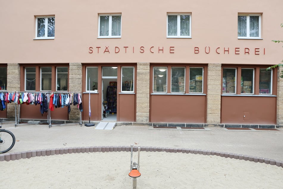Früher befand sich in den Räumlichkeiten neben dem Spielplatz Wurzener Straße/Rehefelder Straße eine Bücherei. Nun ist es ein Anlaufpunkt für Familien.