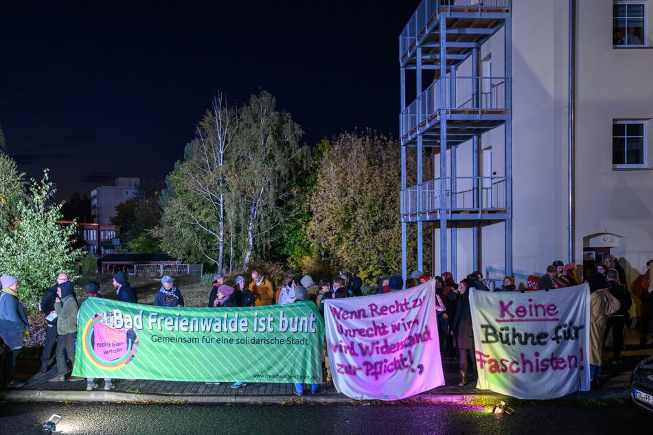 Vor der Tür regte sich Protest gegen die Beteiligung der AfD an der Talkrunde.