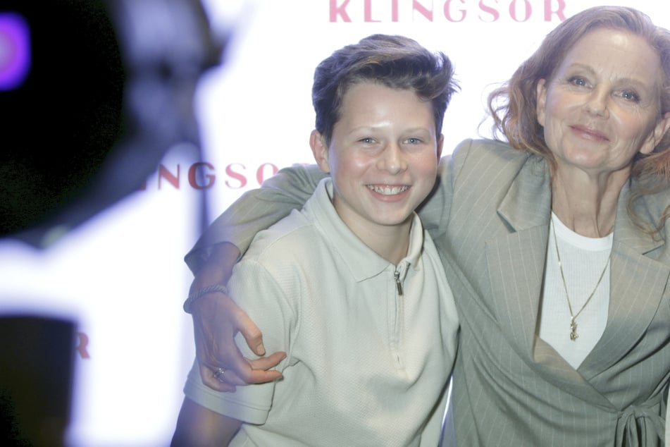Jonas Koch (13) mit Schauspielerin Carina Wiese (58), die die Hauptkommissarin und Wachenchefin spielt.