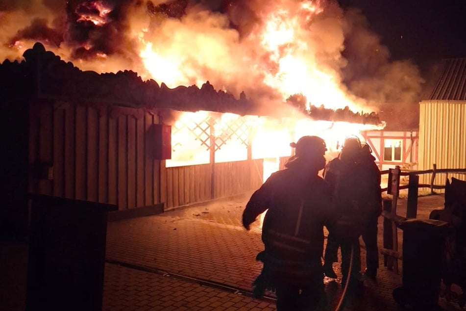 Die Feuerwehr ist mit zahlreichen Kräften im Einsatz.