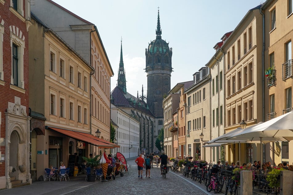 Blick zur Schlosskirche in der Innenstadt von Lutherstadt Wittenberg. Im Schlosshof Wittenberg wollte Sasha nächste Woche eigentlich seine Fans begeistern. (Archivbild)