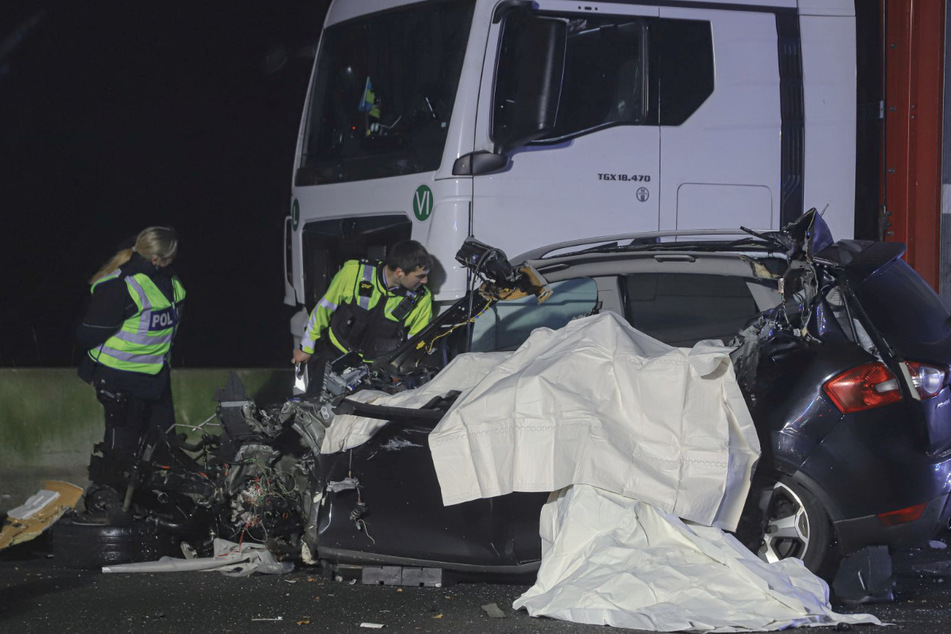 Unfall A46: Horrorunfall an A46-Raststätte: Auto rast gegen Lastwagen - zwei Menschen sterben