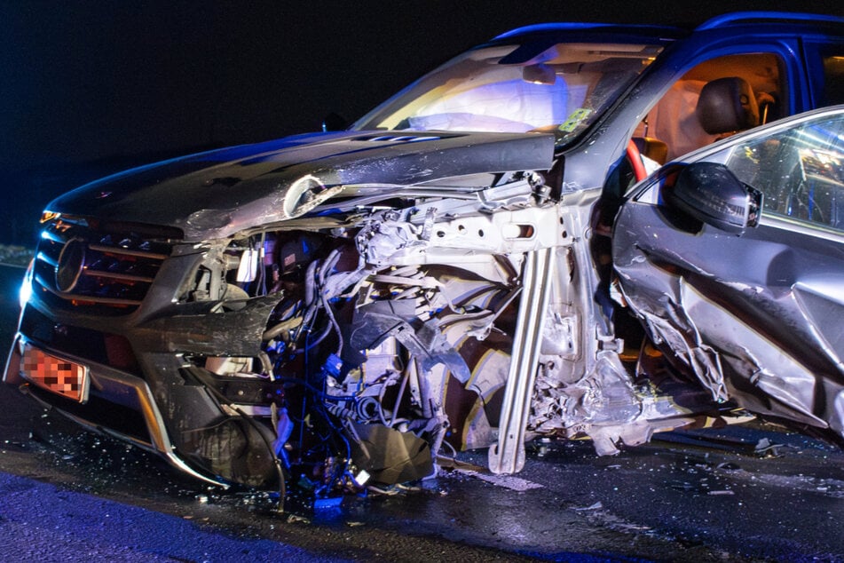 Die L413 wurde infolge des Crashs für mehrere Stunden voll gesperrt, die Ermittlungen zu dem Unfall dauern an.