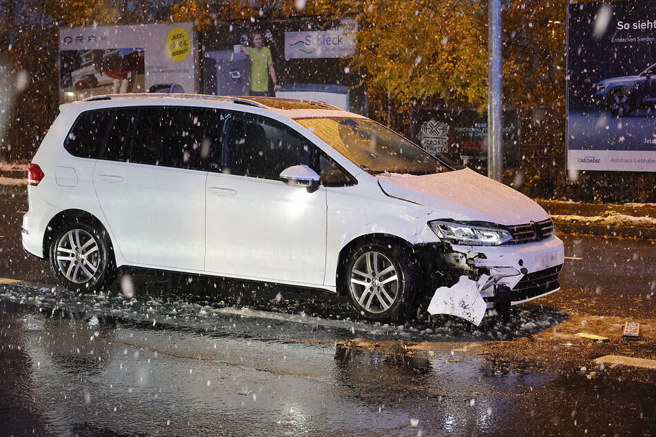In Chemnitz krachte es auf einer Kreuzung: Zwei Autos stießen zusammen, zwei Personen sollen verletzt worden sein.