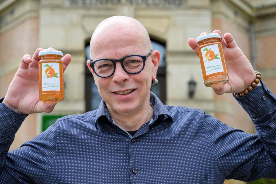 Fertig: René Manzke zeigt stolz zwei Gläser mit Bitterorangen-Marmelade. Das Etikett wird für die Zwinger-Edition noch überarbeitet.