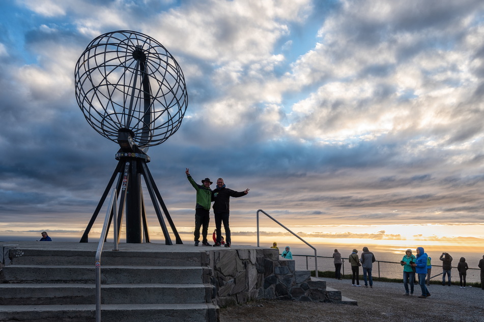 Carsten Braun (43) und Sascha Wiedemann (42) haben es geschafft. Die berühmte Globus-Skulptur markiert das Nordkap - Europas nördlichsten Punkt.