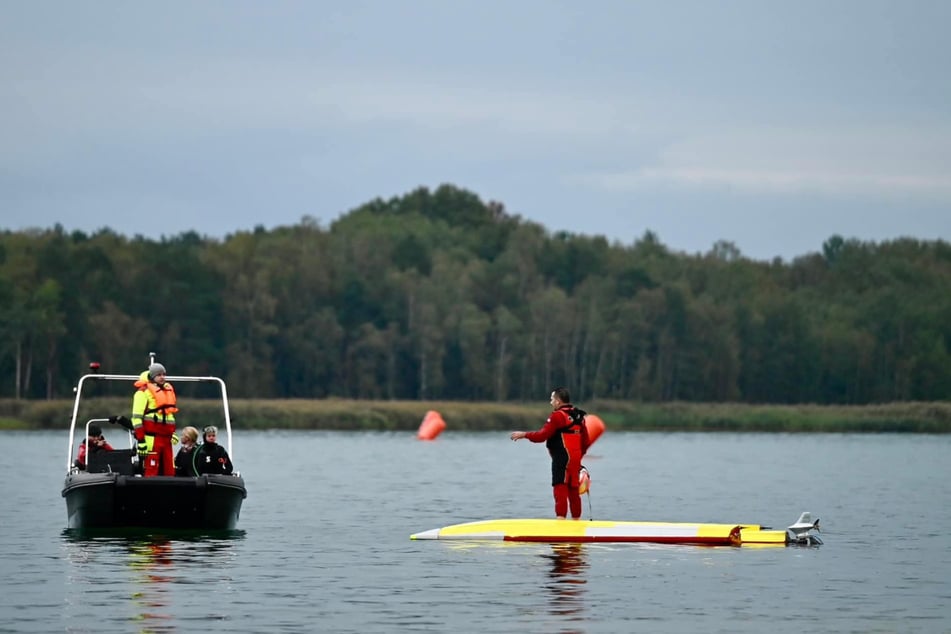 Es dauerte mehrere Minuten, den Ungarn aus seinem gekenterten Boot zu befreien.