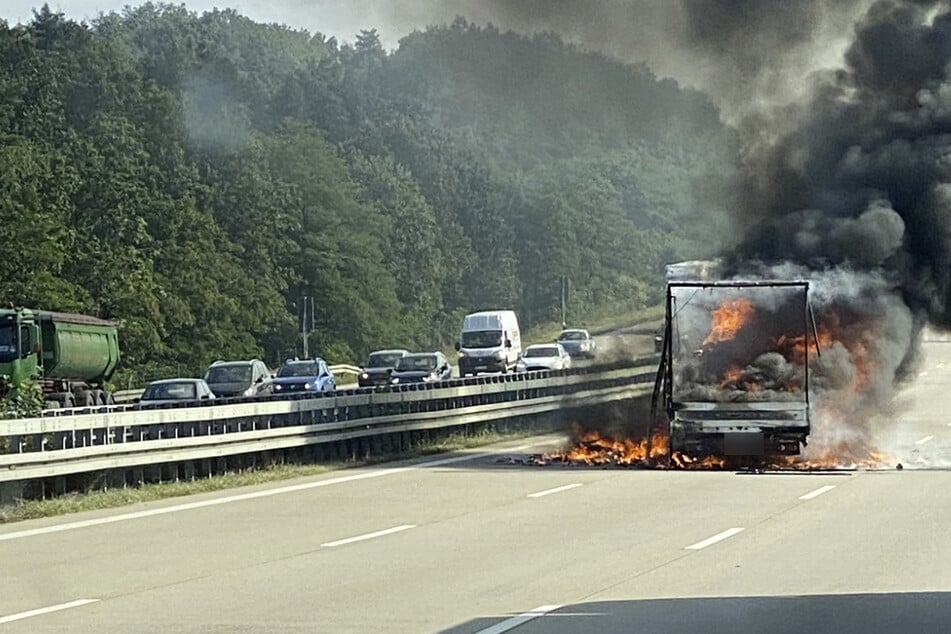 Der Kleintransporter fing während der Fahrt Feuer.
