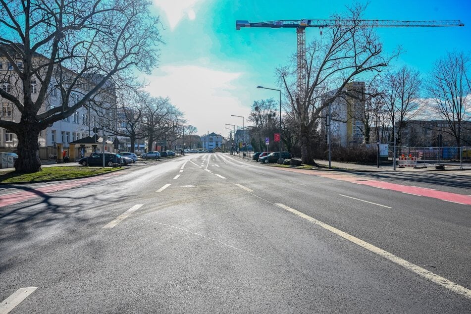 Ab Fiedlerstraße bis vor zur Blasewitzer Straße werden die aktuell zu schmalen Radwege verbreitert, eine Autospur (stadteinwärts) fällt dafür weg.