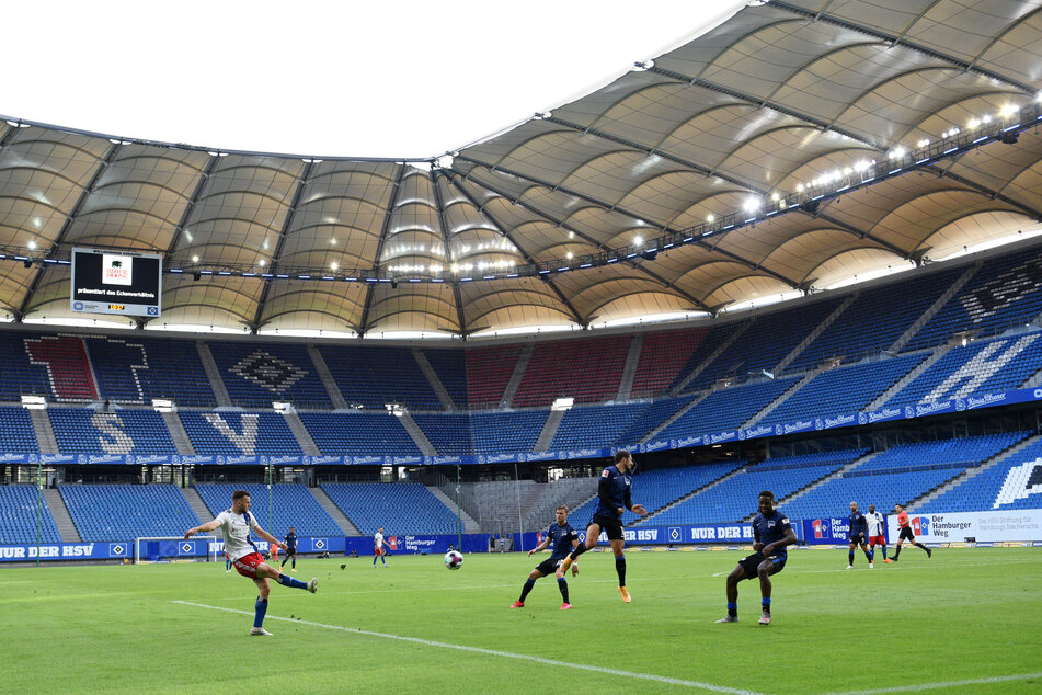 Leere Ränge beim Testspiel zwischen dem HSV und Hertha BSC im Volksparkstadion. (Archivfoto)