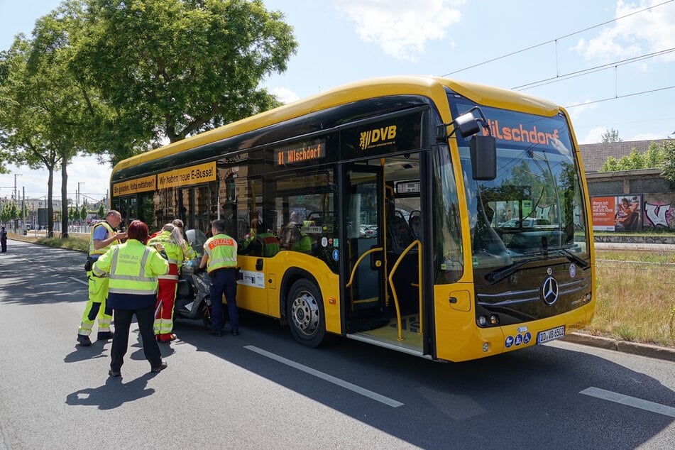 Der 80-Jährige berührte den Linienbus an der Seite und stürzte.