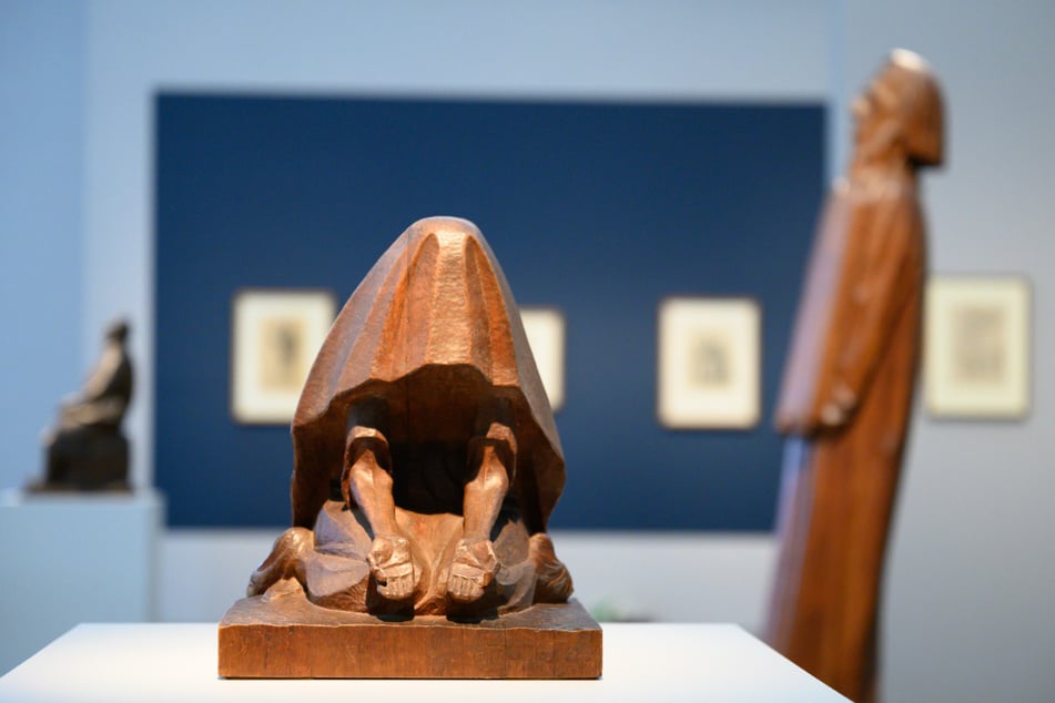 Die Holzskulptur "Verhüllte Bettlerin" (Mi.) von Ernst Barlach steht in der Ausstellung "Ernst Barlach zum 150. Geburtstag. Eine Retrospektive" vor der Holzskulptur "Moses" (re.) von Barlach.