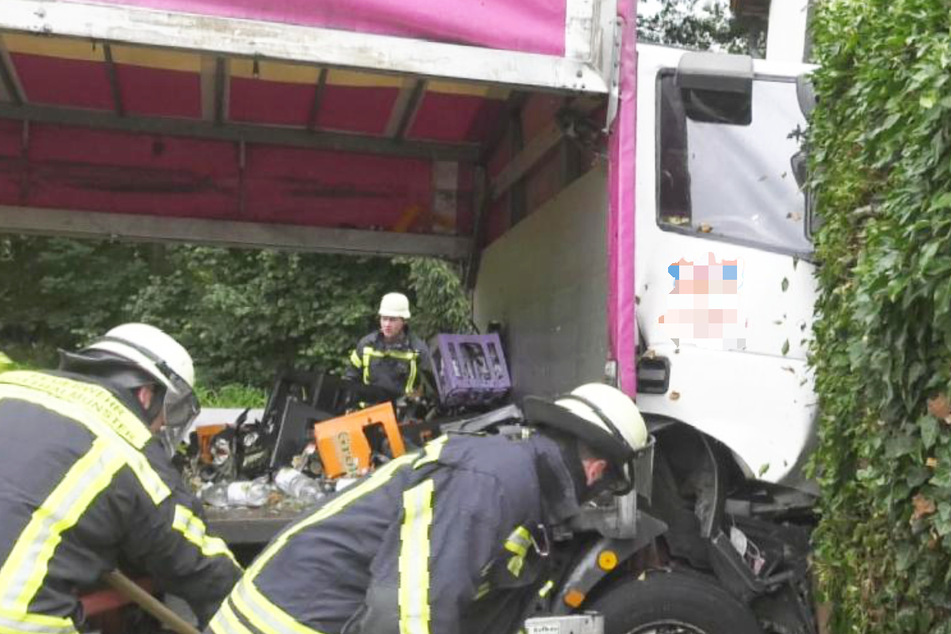 Der Fahrer musste nach dem Unfall von den alarmierten Rettungskräften aus seiner Kabine befreit werden