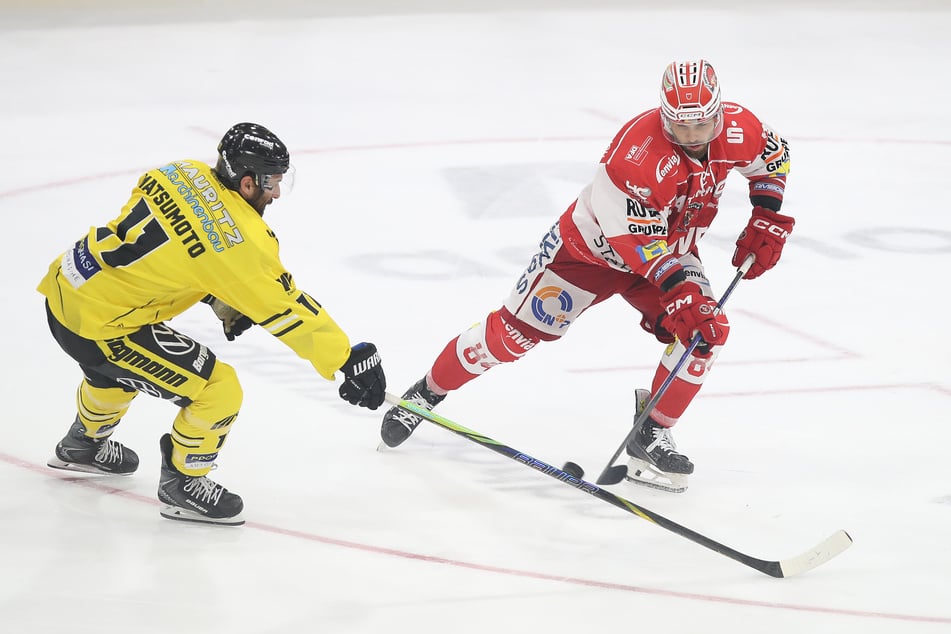 Eispiraten-Spieler Louis Brune (r., hier gegen Jon Matsumoto) feierte im September gegen Krefeld den ersten Heimsieg. Nun kam der erste Auswärtssieg hinzu.